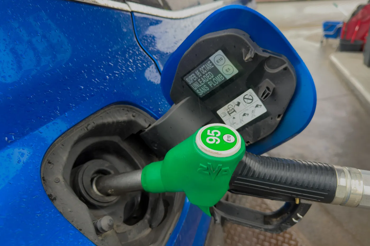 Nowe trzęsienie ziemi na stacjach. Lepiej dzisiaj zatankuj. Za tyle benzyna 95 i diesel 21 kwietnia