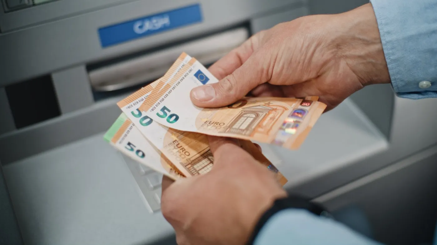 dłonie, wypłata euro z bankomatu