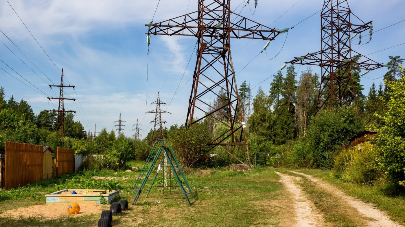 High-voltage,Power,Line,Passing,Over,Summer,Cottages