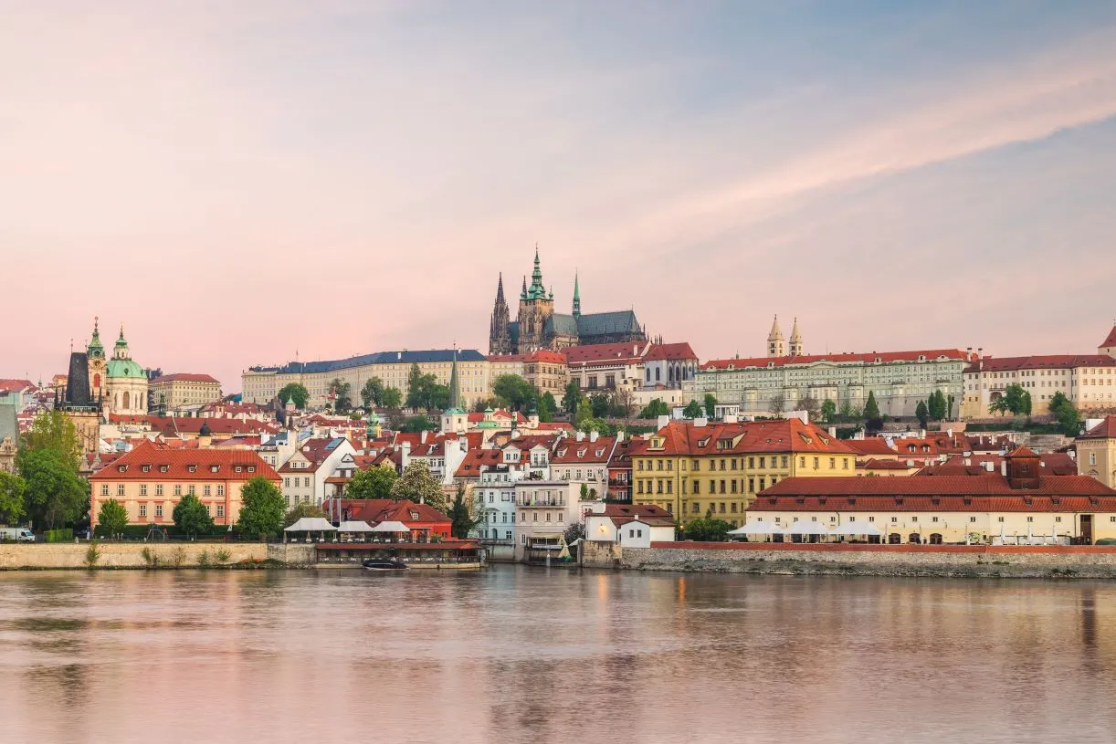Atak na Rosyjski Dom w Pradze. Rzucono butelki z benzyną, trzy eksplodowały
