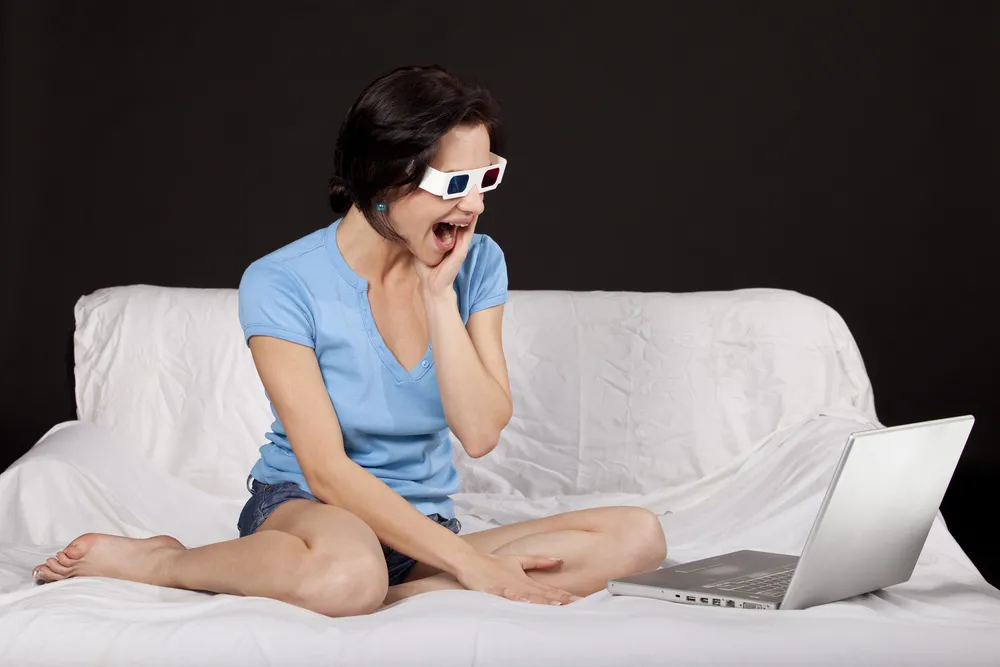 Kobieta w okularch 3d spogląda w monitor laptopa, mat shutterstock
