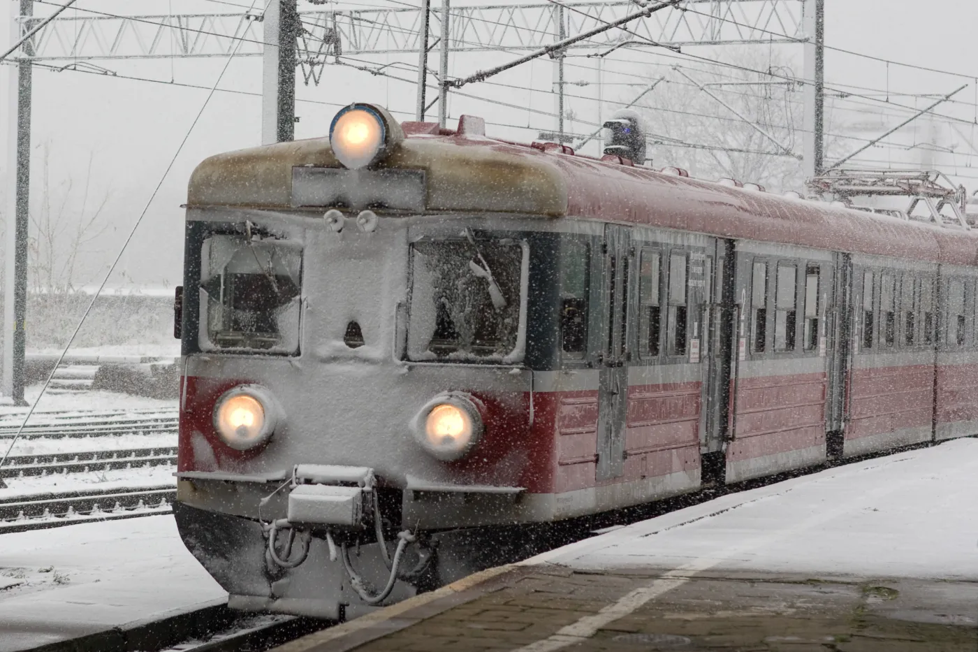 Pociąg wjeżdżający zimą na stację we Wrocławiu; mat. shutterstock