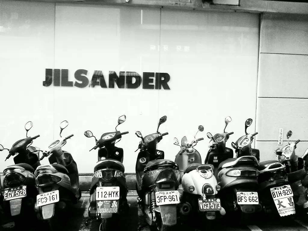 Papierowa torebka Jil Sander za 185 funtów. Chętnych nie brakuje
