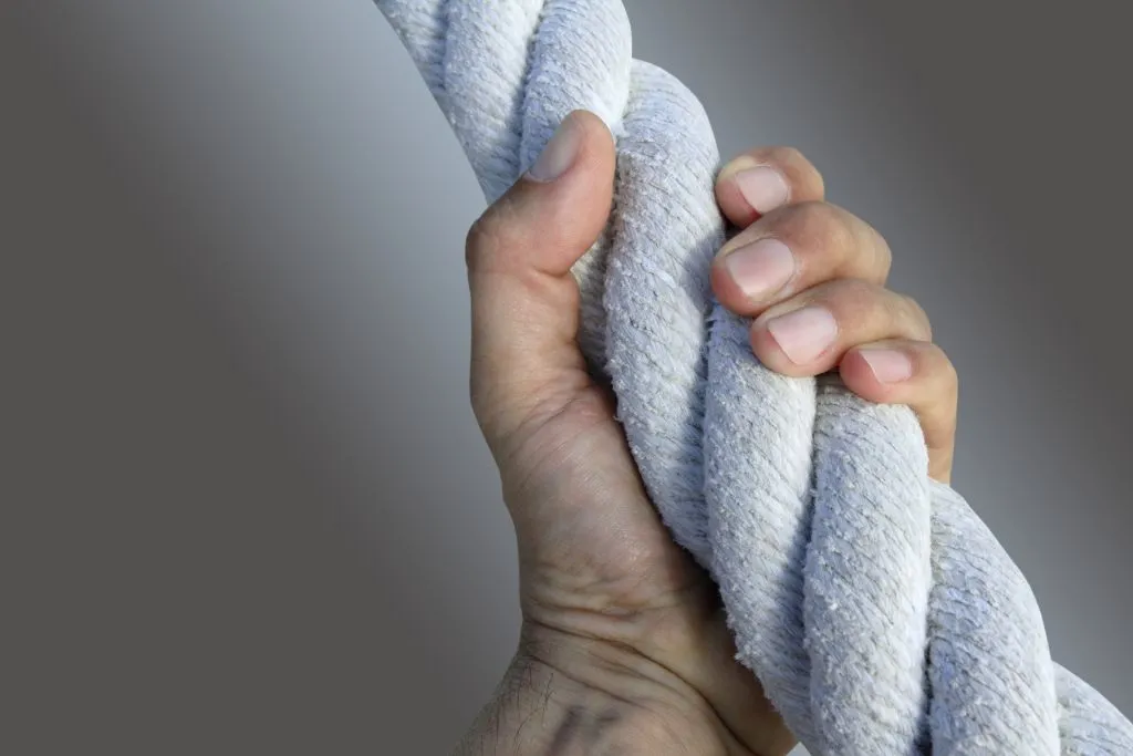 Dłoń trzymająca linę fot shutterstock