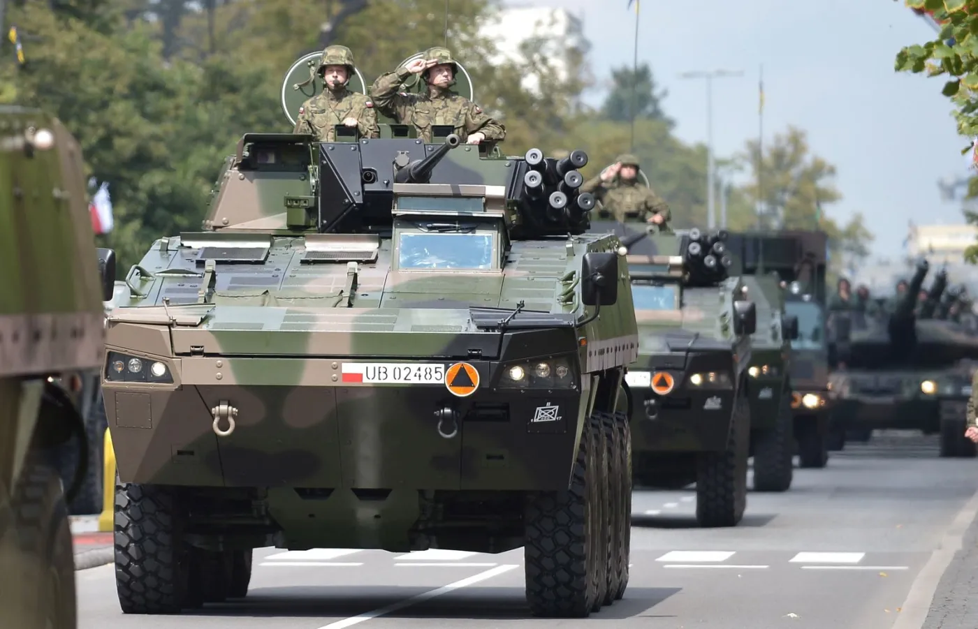Warszawa, 15.08.2014. Największa od kilku lat defilada wojskowa zorganizowana z okazji święta Wojska Polskiego, 15 bm. Na warszawskie ulice wyruszyło ok. 1,2 tys. żołnierzy i 120 pojazdów. (cat) PAP/Marcin Obara 