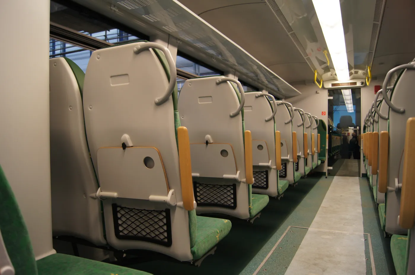 2004856-autobus-szynowy-sa135.jpg