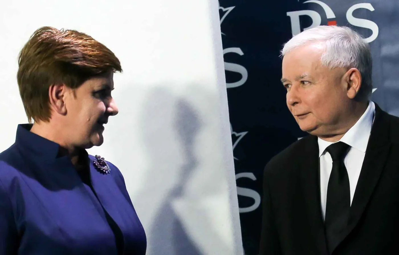 Warszawa, 09.11.2015. Prezes PiS Jarosław Kaczyński (P) i kandydatka na premiera Beata Szydło (L) podczas konferencji prasowej po posiedzeniu komitetu politycznego Prawa i Sprawiedliwości, na której został zaprezentowany skład nowego rządu, 9 bm. w warszawskiej siedzibie partii. (zuz) PAP/Paweł Supernak 