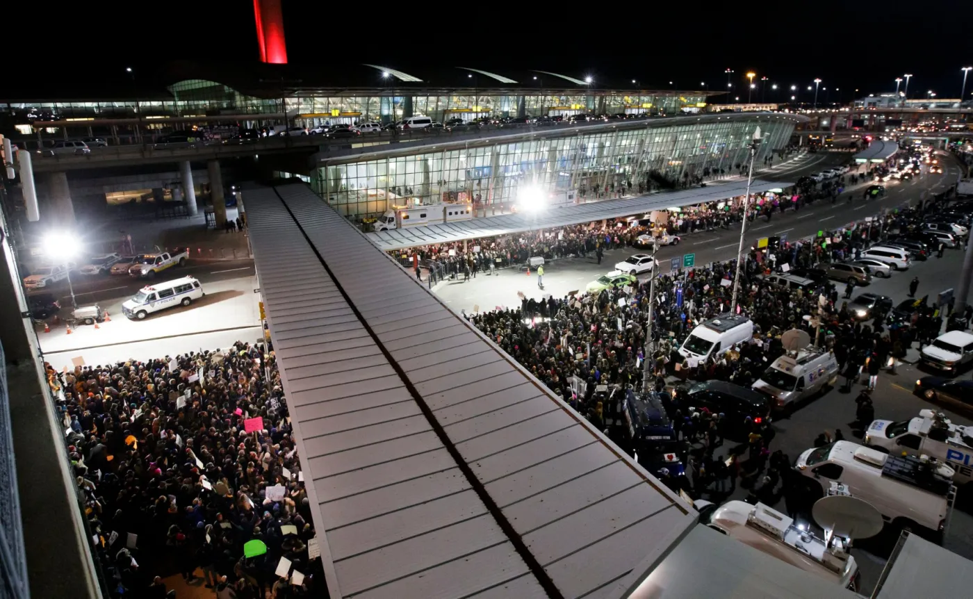"Imigranci są tu mile widziani", "Wpuśćcie ich". Fala protestów po ogłoszeniu dekretu Trumpa