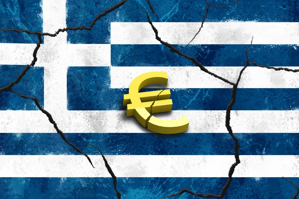 Symbol Unii Europejskiej na tle rozpadającej się flagi Grecji