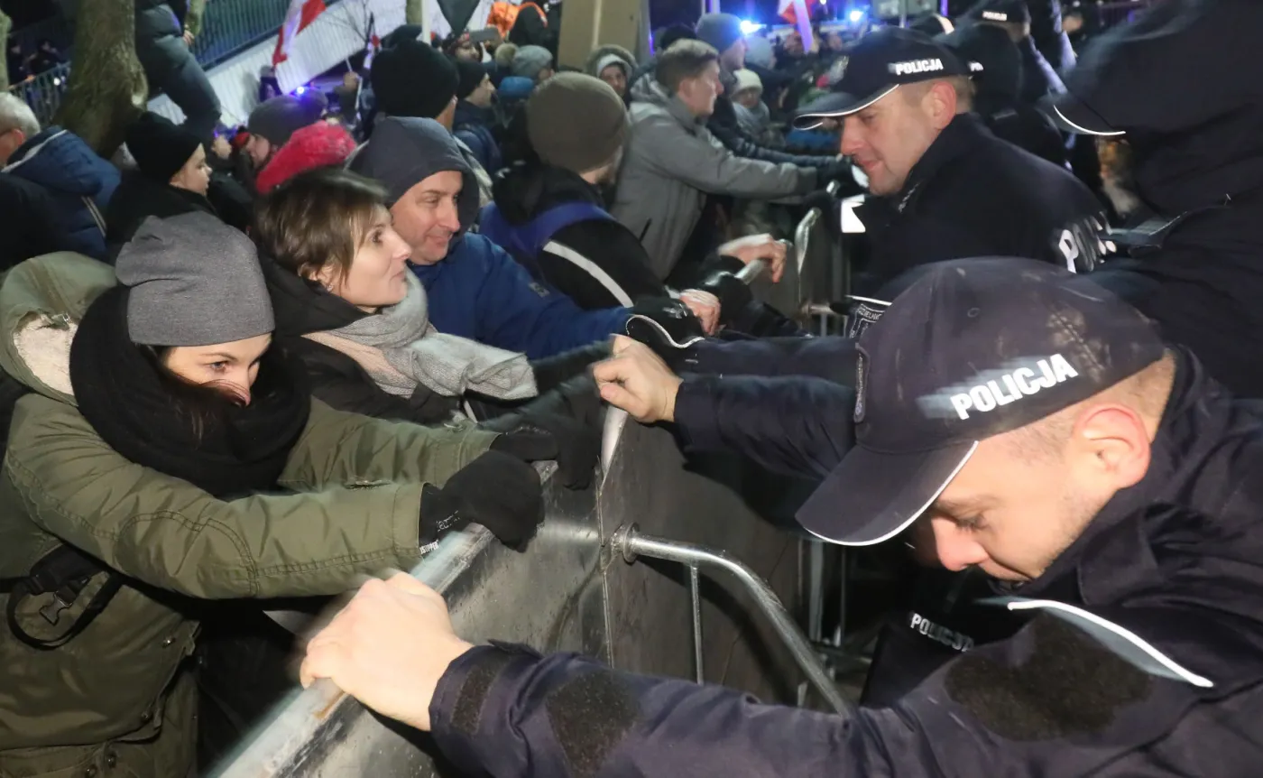 Policja o proteście przed Senatem: Interweniujemy tylko wobec łamiących prawo