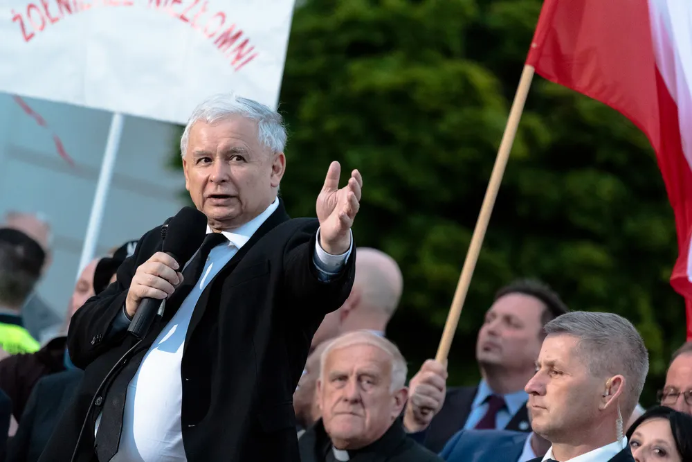 Le Figaro: "Kaczyński to chłopiec do bicia na dzisiaj, ale rozgrywkę prowadzi Orban"