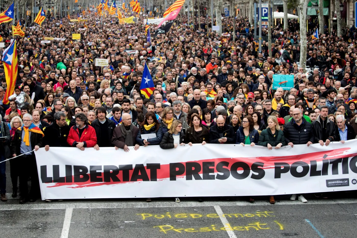 Katalończycy protestują przeciw zatrzymaniu Puigdemonta. Kilkadziesiąt tysięcy ludzi na ulicach