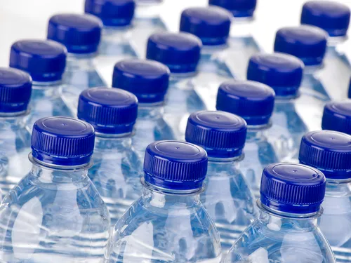 Kara 1500 euro za sprzedaż wody stojącej na słońcu? Włoski sąd walczy z plastikiem