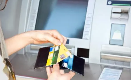 Co trzeba wiedzieć o korzystaniu z bankomatu?