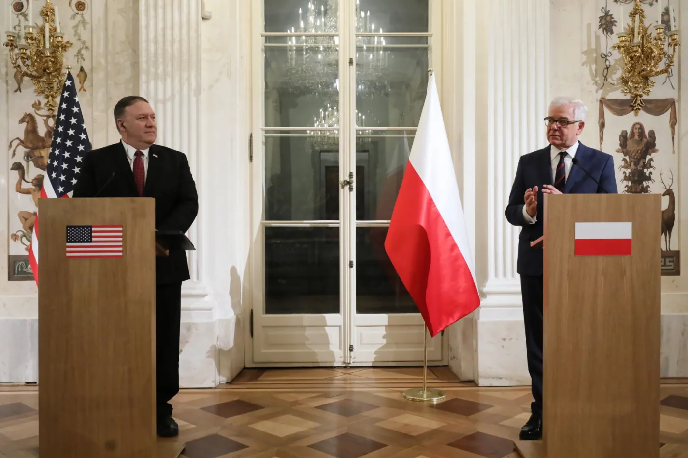Warszawa, 12.02.2019. Minister spraw zagranicznych RP Jacek Czaputowicz (P) i sekretarz stanu Stanów Zjednoczonych Mike Pompeo (L) podczas konferencji prasowej po spotkaniu dwustronnym, 12 bm. w Pałacu na Wyspie w Łazienkach Królewskich w Warszawie. Wśród tematów poruszanych na spotkaniu znalazły się kwestie bezpieczeństwa, bezpieczeństwa energetycznego oraz polsko-amerykańskich stosunków gospodarczych. (pkus) PAP/Paweł Supernak 