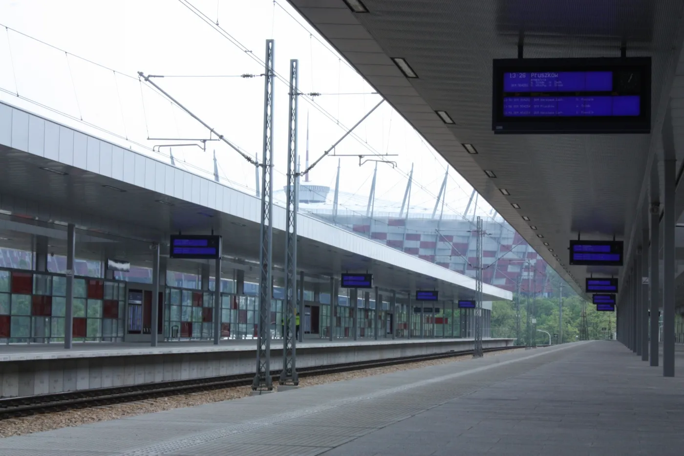 830869-peron-w-str-srodmiescia.jpg