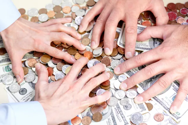 Grupy zgonowe: Firmy chętnie pożyczają pieniądze seniorom, bo należność ściągają od rodziny