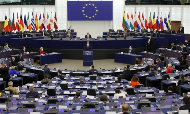Zaremba: Warto skracać fronty w sporze z UE [OPINIA]
