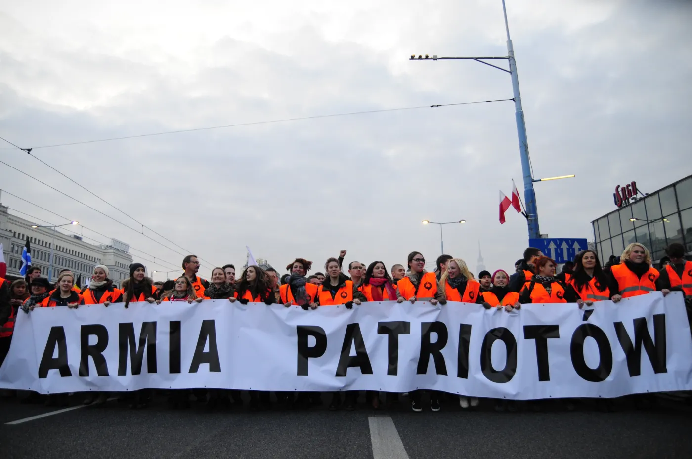 Marsz Niepodległości: Wiaderka z brukiem ustawione celowo na trasie marszu?