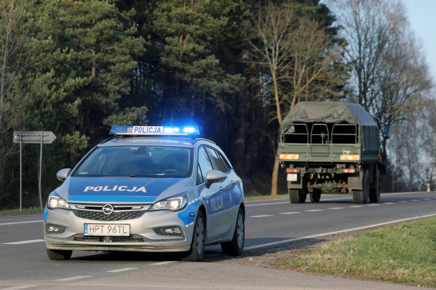 Policja: Ok. 50 migrantów wdarło się do Polski