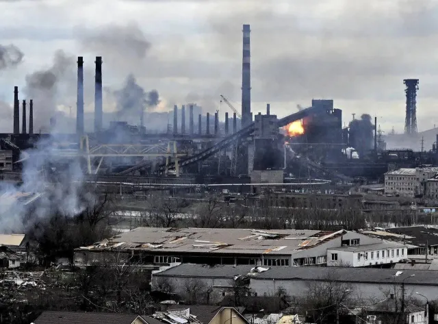 Pułk Azow: Otrzymaliśmy rozkaz o zaprzestaniu walk w Azowstalu