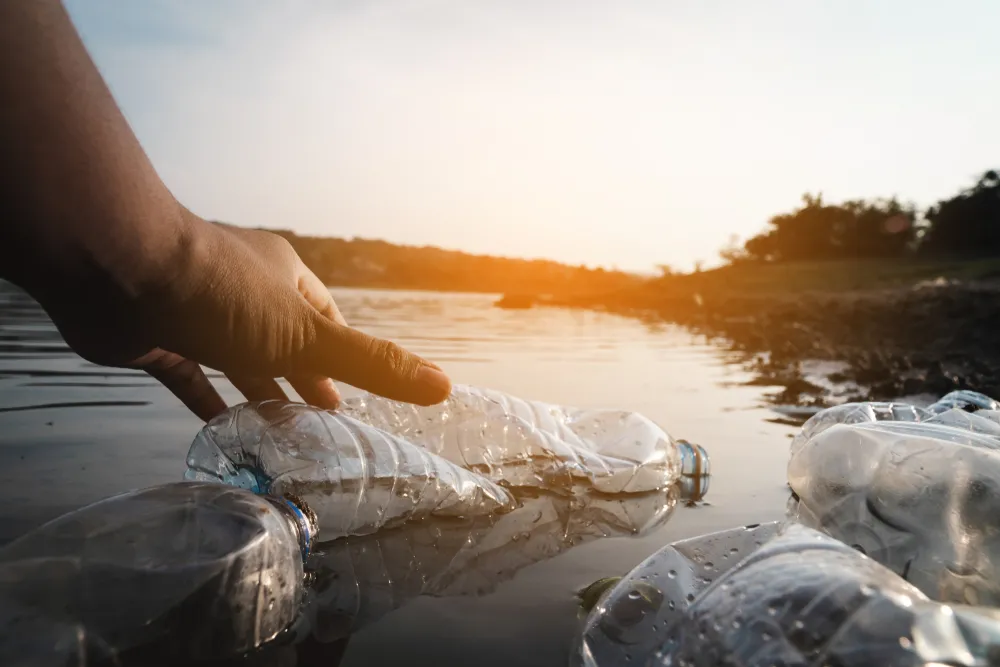 Żyjące w jeziorach bakterie "lubią" plastik