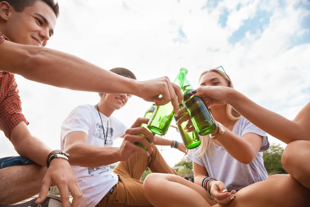 Młode smutki utopione w kieliszku. Coraz więcej dzieci sięga po alkohol