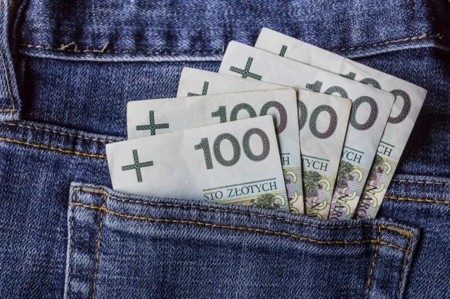 Szef spóźnia się z wypłatą wynagrodzenia? Zobacz, ile wyniosą odsetki za zwłokę i odszkodowanie