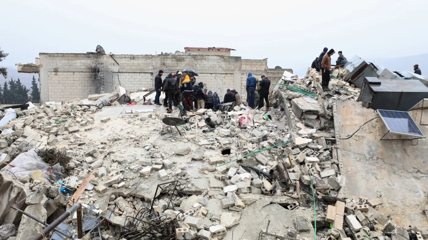 Ponad 80 godzin od trzęsienia ziemi pierwszy konwój z pomocą trafił do kontrolowanej przez rebeliantów prowincji Syrii