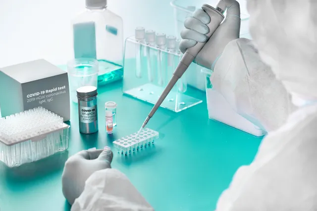 318 laboratoriów wykonuje w Polsce testy na koronawirusa