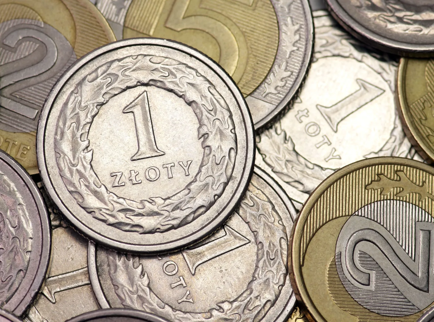 Złoty traci do euro i franka, ale zyskuje do dolara