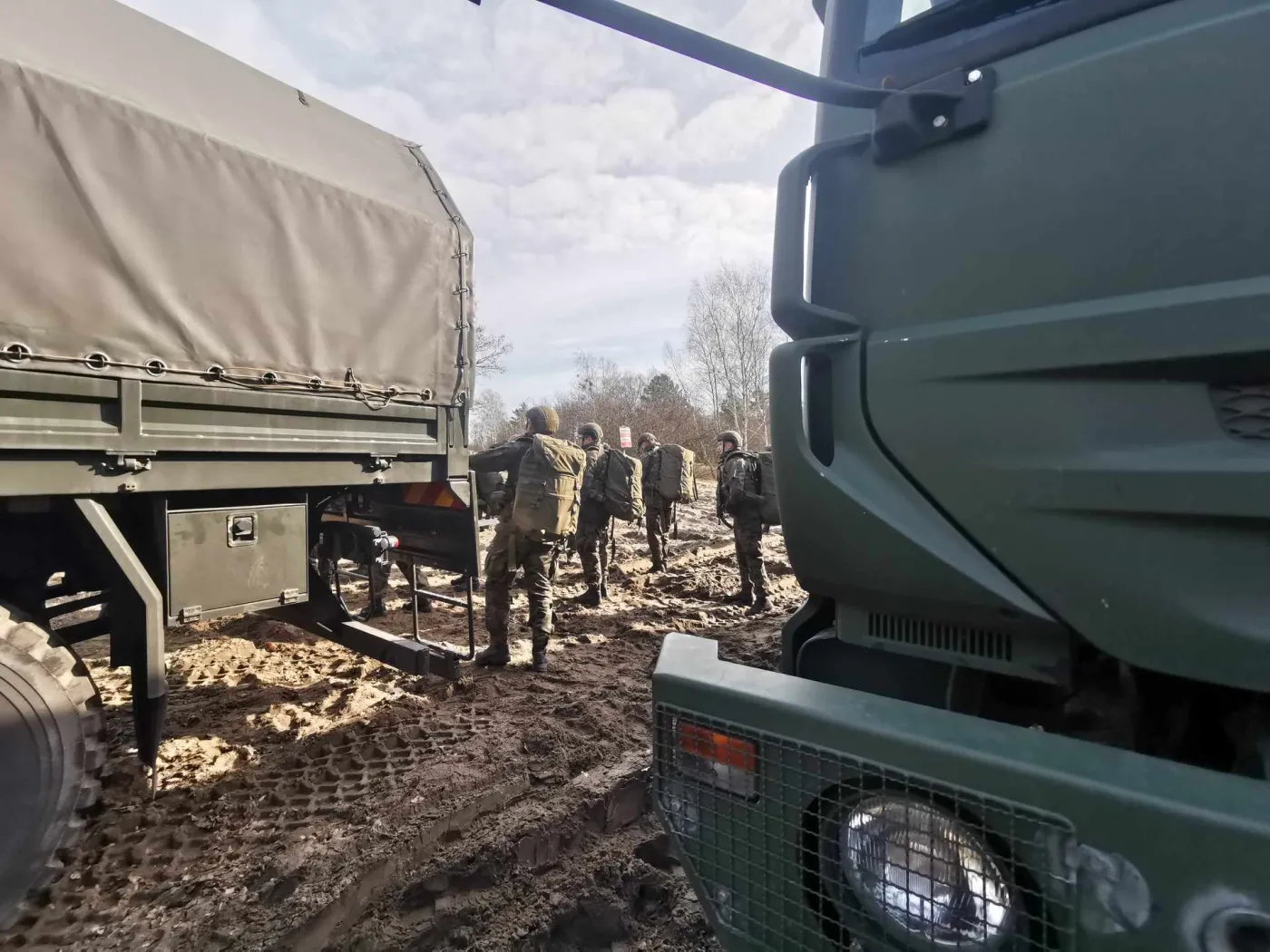 Mundurowi rozjeździli pole. Kto zapłaci za straty lokalnych rolników?