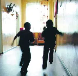 Jakie uprawnienia zasiłkowe ma pracownica przebywająca na urlopie rodzicielskim zatrudniona na dwóch etatach