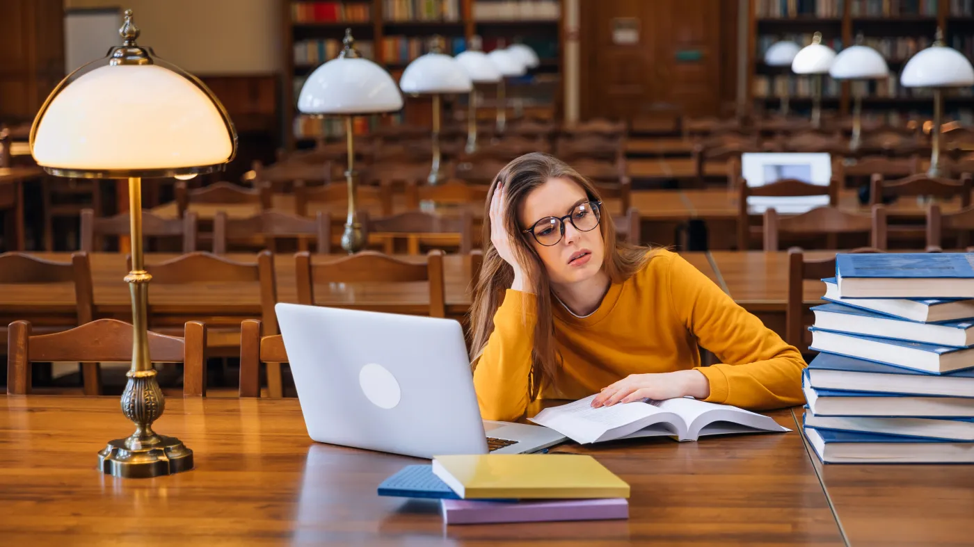 studentka, kobieta, uczy się w bibliotece, uczelnia