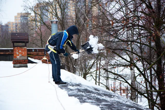 Śnieg i sople na dachu. Kto i kiedy musi odśnieżać budynek