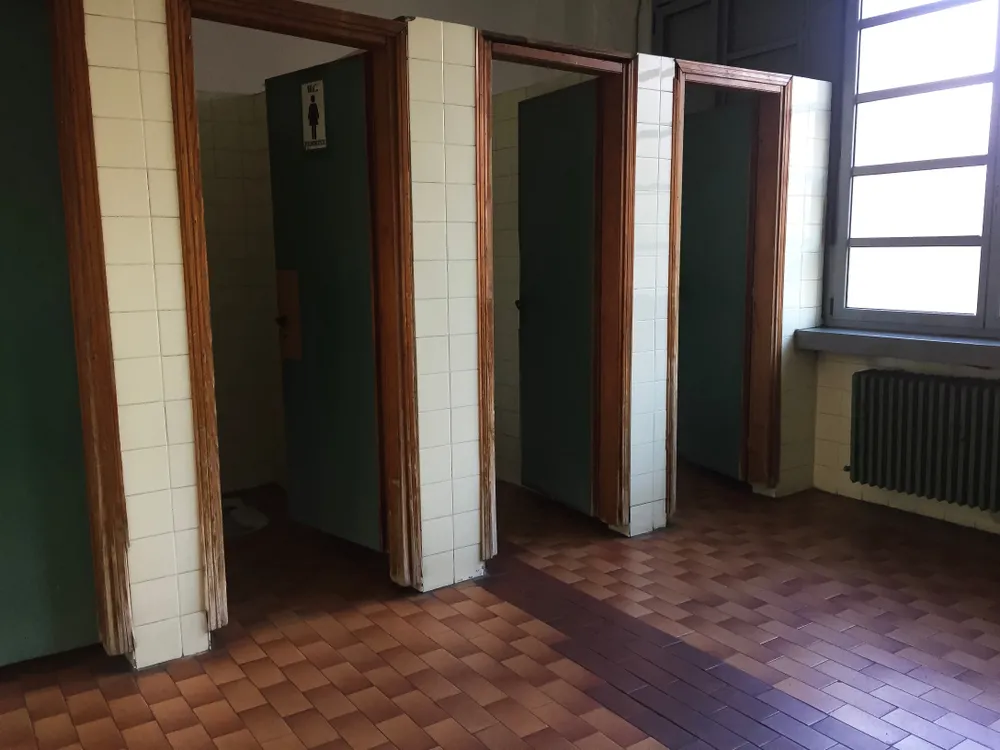 Szkoły bez bieżącej wody, a zamiast toalet są ustępy. W takich warunkach pracują uczniowie