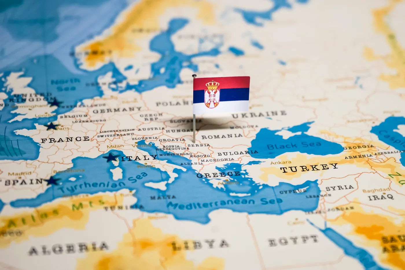 Serbscy policjanci stosują przemoc wobec migrantów próbujących przekroczyć granicę