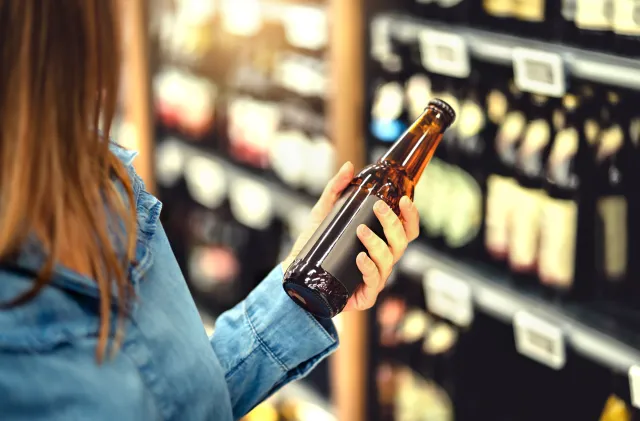 Nocna prohibicja w Warszawie. Koniec alkoholu nocą na koniec wakacji?