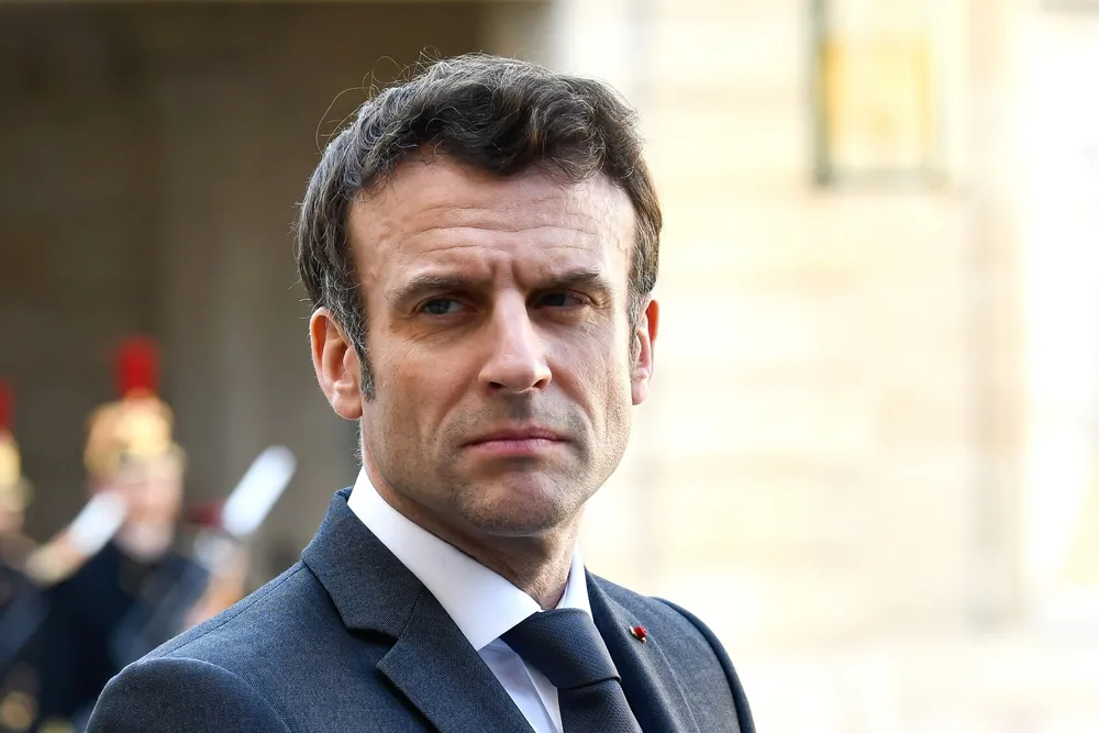 Kto zostanie szefem rządu we Francji? Czemu Macron zwleka z nominacją?