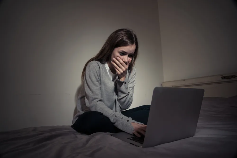 Wiceminister cyfryzacji: Nastolatki czerpią wiedzę o życiu seksualnym z filmów pornograficznych [WYWIAD]