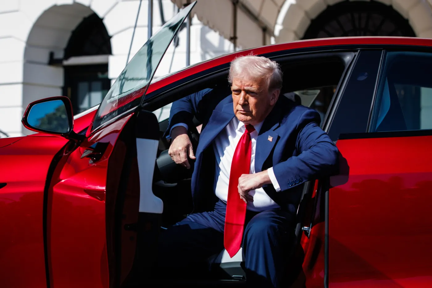 Trump kupi Teslę i zapowiada, że ataki na salony firmy będą aktami terrorystycznymi