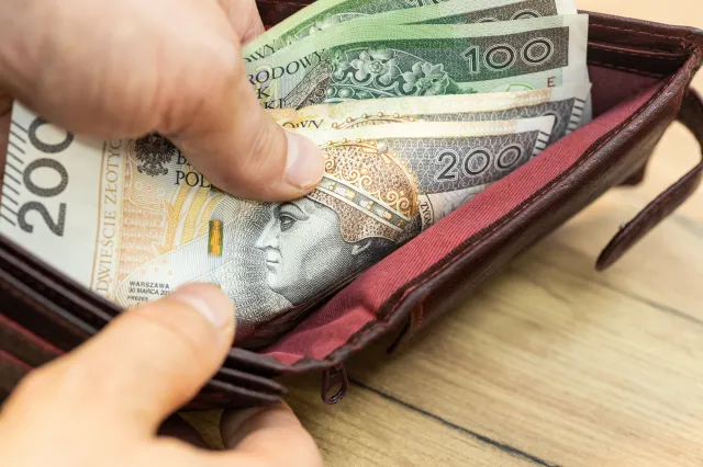 Ile można wpłacić na konto bez kontroli skarbówki? Limit 15 tysięcy euro to mit