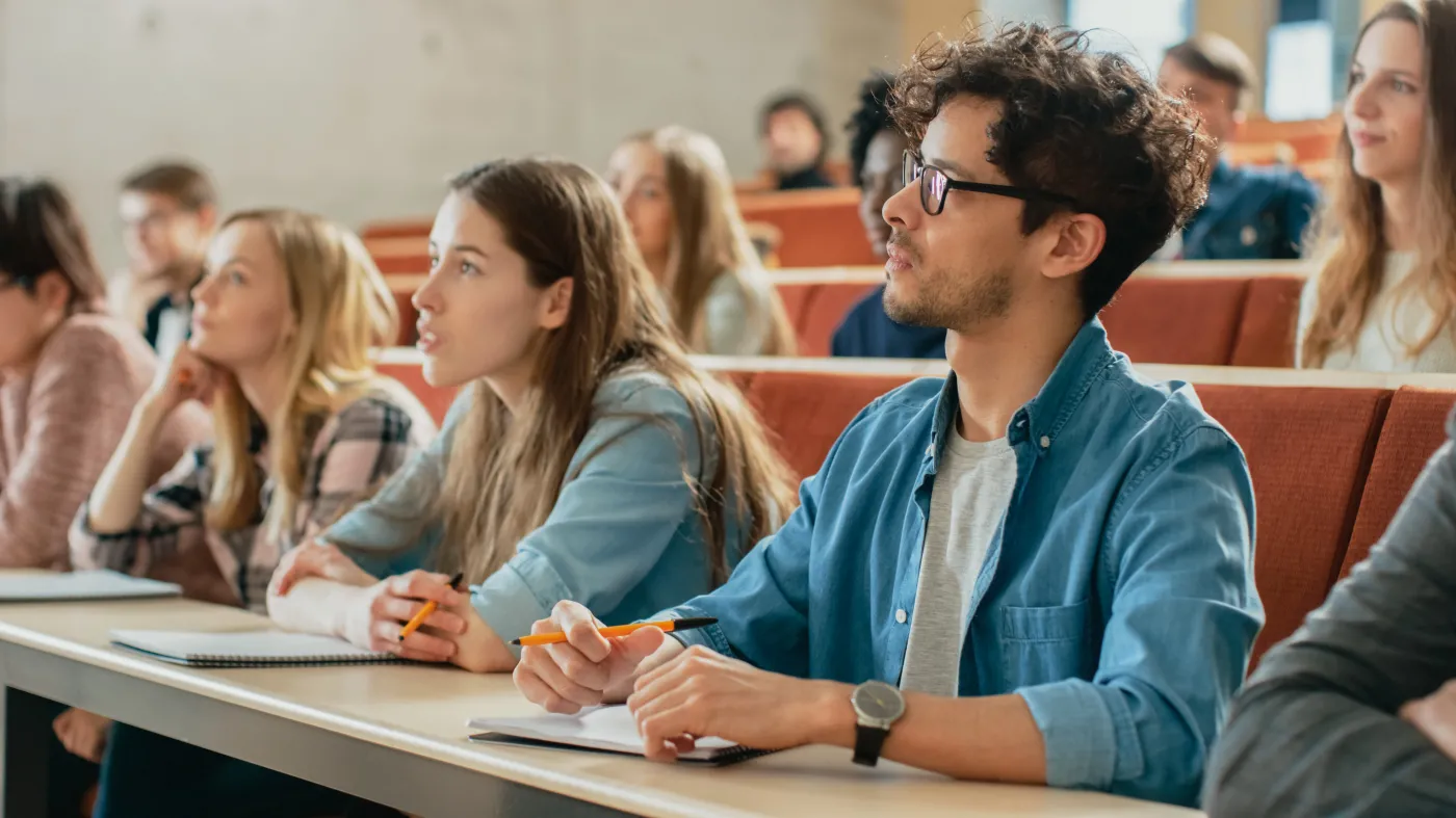 Student Studenci In,The,Classroom,Multi,Ethnic,Students,Listening,To,A,Lecturer