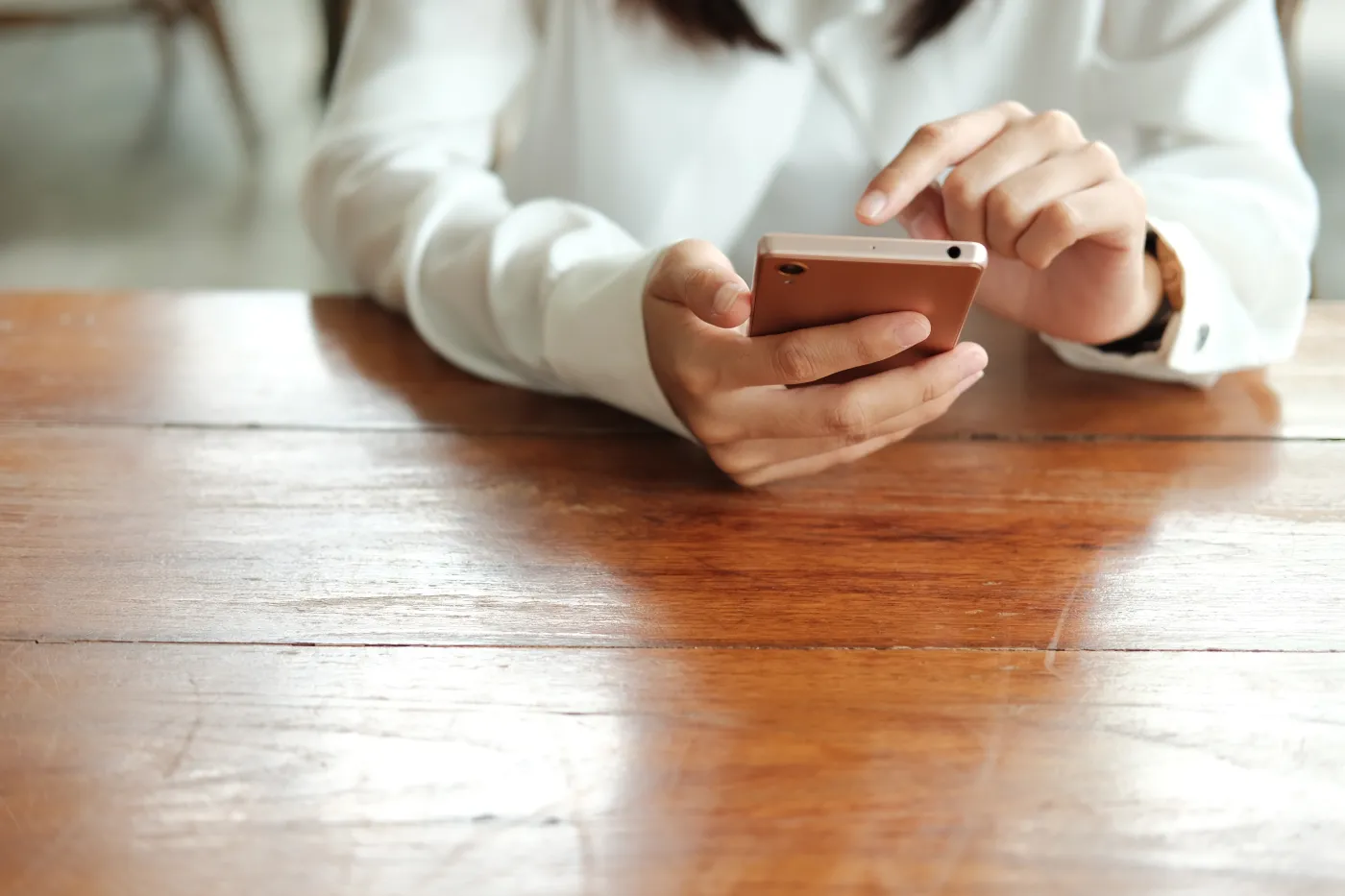 Prywatny telefon do pracy? Kusząca opcja, ale pełna pułapek