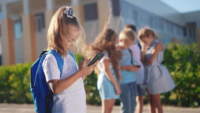 Zakaz korzystania z telefonów w szkołach od nowego roku? Apel otwarty do ministerstw