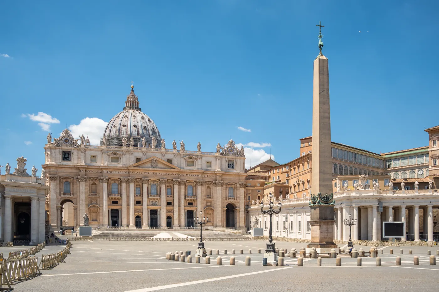 Watykan. Żądanie pozbawionego prawa do udziału w konklawe kardynała Becciu dzieli elektorów