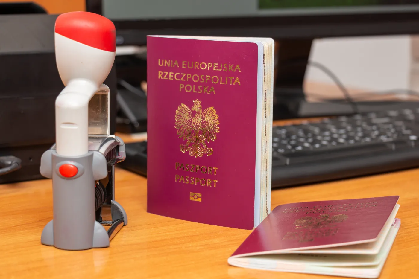 Wadliwy system e-Konsulat i nielegalni pośrednicy utrudniają wyrobienie paszportu