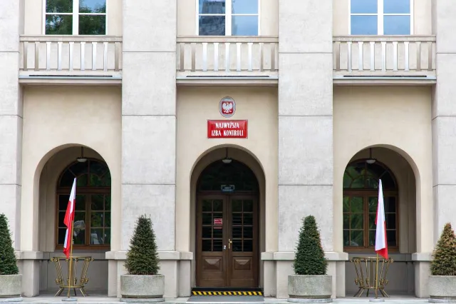 NIK o wynikach kontroli KAS: Wzmożone zainteresowanie odejściem ze służby i nieprawidłowości w awansach