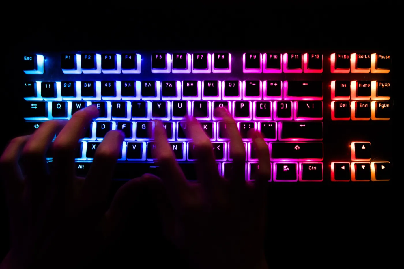 Polska na celowniku hakerskim: Generał Molenda odsłania kulisy walki w cyberprzestrzeni