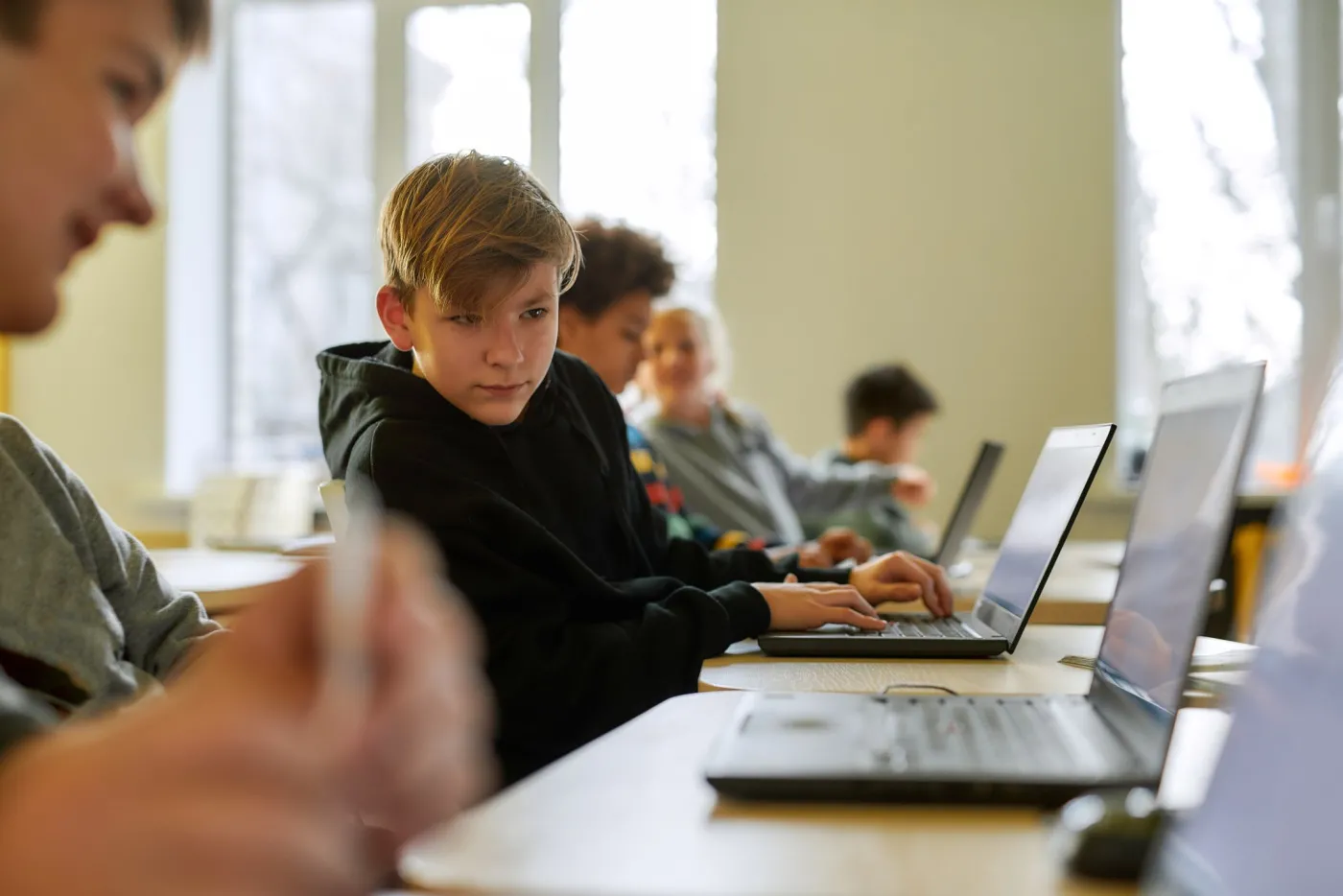 Cyfrowa rewolucja w szkołach. 735 tys. laptopów i tysiące pracowni AI